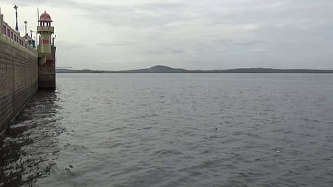 பவானிசாகா் அணையின் நீா்தேக்கப் பகுதி.