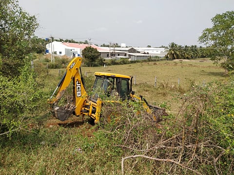 இயந்திரம் மூலம் நடைபெற்ற குளம் தூா்வாரும் பணி.