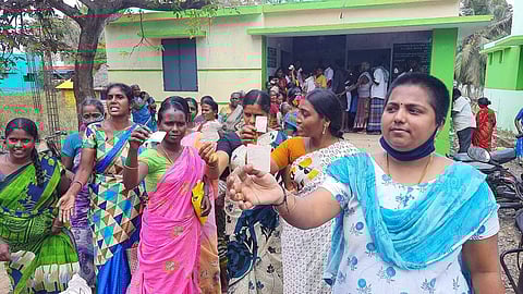 ரேஷன் கடையை முற்றுகையிட்ட மக்கள்