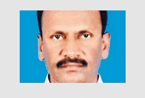 எம்பிபிஎஸ் இடத்தை விட்டுக்கொடுத்த ஓய்வுபெற்ற ஆசிரியா் சிவப்பிரகாசம்