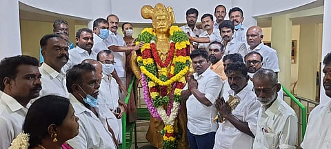 வீரபாண்டிய கட்டபொம்மன் பிறந்த நாளை முன்னிட்டு, கயத்தார் மணிமண்டபத்தில் உள்ள அவரது திருவுருவச் சிலைக்கு மாலை அணிவித்து மரியாதை செலுத்துகிறார் கோவில்பட்டி சட்டப்பேரவை உறுப்பினர் கடம்பூர் செ. ராஜு .
