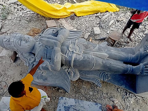 மாமல்லபுரத்திலில் வடிவமைக்கப்பட்ட 16.8 அடி உயர அஷ்டநாக கல் கருடர்