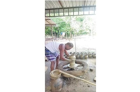 பொங்கல் பானைகள் தயாரிப்புப் பணி.