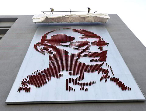 மகாத்மா காந்தியின் சுவரோவியம்.