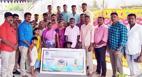 விபத்தில் உயிரிழந்த காவலர் சரண்ராஜ் குடும்பத்தினருக்கு ரூ.10 லட்சம் நிதியுதவி வழங்கிய கடந்த 2013 ஆம் ஆண்டைச் சேர்ந்த காவல்துறை நண்பர்கள்.