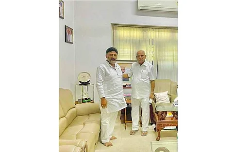 பேத்தி தற்கொலை: எடியூரப்பாவுக்கு காங்கிரஸ் தலைவர் டி.கே.சிவகுமார் ஆறுதல்