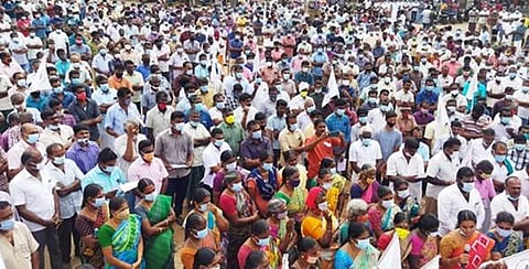 கூலி உயர்வு பிரச்னைக்கு விரைவில் தீர்வு காண வலியுறுத்தி ஆர்ப்பாட்டத்தில் ஈடுபடுள்ள விசைத்தறியாளர்கள்.
