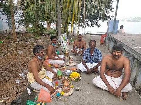 எடப்பாடி அடுத்த பூலாம்பட்டி காவிரி கரை பகுதியில் தங்கள் முன்னோர்களுக்கு தர்ப்பணம் கொடுத்து வரும் மக்கள்.