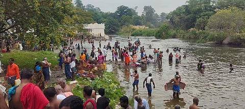 பாபநாசம் அய்யா கோயில் பகுதியில் புனித நீராடும் பக்தர்கள்.
