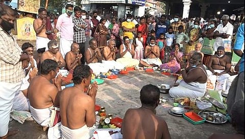 தை அமாவாசையில் முன்னோர்களுக்கு திதி கொடுக்க திருச்சி அம்மா மண்டபத்தில் குவிந்த ஆயிரக்கணக்கானோர்.