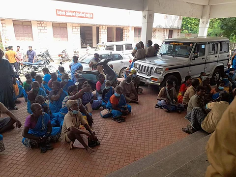 கடலூர் மாநகராட்சி அலுவலகத்தில் முற்றுகைப் போராட்டத்தில் ஈடுபட்ட துப்புரவு ஊழியர்கள்.