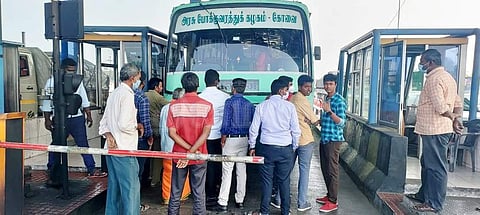 வைகுந்தம் சுங்கச்சாவடியில் நின்று கொண்டிருந்த அரசுப் பேருந்து