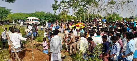 உயிரிழந்த சிறுவன் புகழேந்தியின் உடல் சொந்த ஊருக்கு கொண்டு வரப்பட்டது
