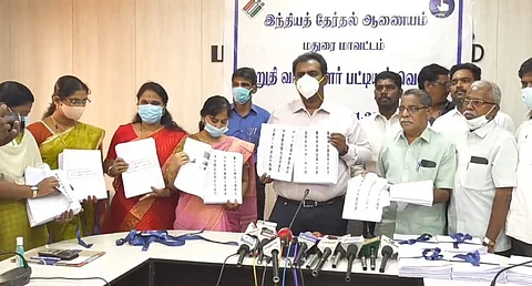 மதுரை மாவட்டத்தின் இறுதி வாக்காளர் பட்டியலை மாவட்ட ஆட்சியர் எஸ்.அனீஷ் சேகர் புதன்கிழமை வெளியிட்டார்.