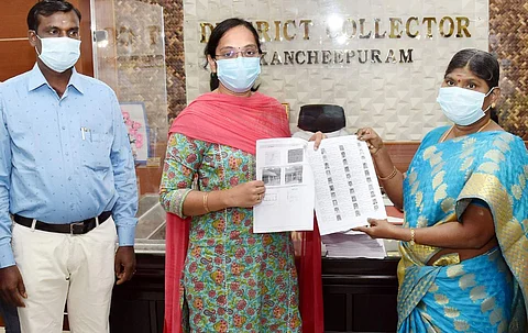 காஞ்சிபுரத்தில் புகைப்படத்துடன் கூடி ய இறுதி வாக்காளர் பட்டியலை ஆட்சியர் மா.ஆர்த்தி வெளியிட அதனை பெற்றுக் கொண்டார் ஆட்சியரின் நேர்முக உதவியாளர்(பொது)மகாராணி.