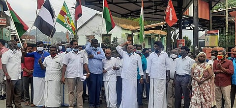 தோட்ட தொழிலாளா்களுக்கு குறைந்தபட்ச கூலி: அரசாணை வெளியிட வலியுறுத்தி ஆா்பாட்டம்