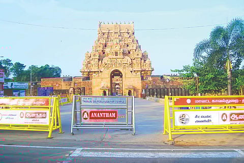 தஞ்சாவூர் பெரிய கோயிலில் பக்தர்கள் செல்லத் தடை விதிக்கப்பட்டுள்ளதால், கோயில் முன் அமைக்கப்பட்டுள்ள இரும்புத் தடுப்புகள்.