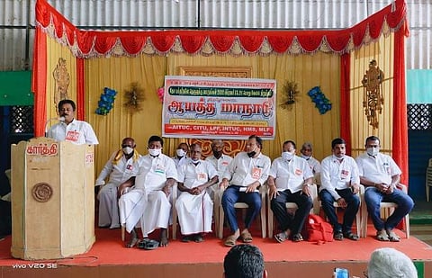 திருப்பூரில் உள்ள தனியார் திருமண மண்டபத்தில் வெள்ளிக்கிழமை நடைபெற்ற பொது வேலைநிறுத்த ஆயத்த மாநாட்டில் பங்கேற்ற தொழிற்சங்க நிர்வாகிகள்.