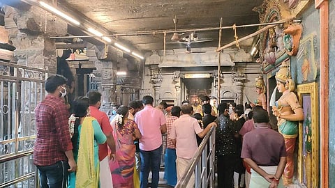 திருநள்ளாறு ஸ்ரீ தர்பாரண்யேஸ்வரர் கோயிலில் சனிக்கிழமை குறைந்த எண்ணிக்கையிலேயே வந்திருந்த பக்தர்கள்.