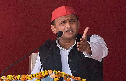 மாணவ, மாணவிகளுக்கு இலவச மடிக்கணினி: அகிலேஷ் யாதவ் வாக்குறுதி