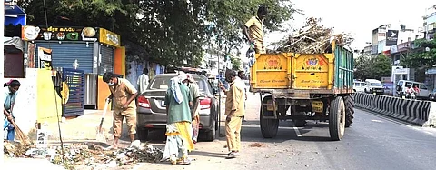 சங்ககிரி புதிய எடப்பாடி சாலை பகுதியில் ஞாயிற்றுக்கிழமை குப்பைகளை அகற்றும் பணியில் ஈடுபட்ட பேரூராட்சி தூய்மை பணியாளர்கள்.