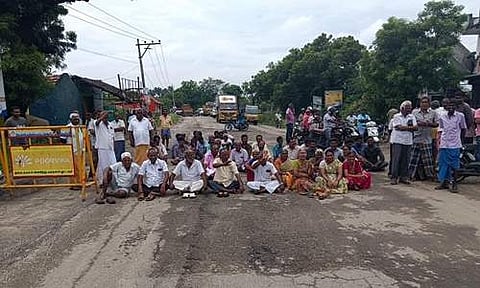அவிநாசி அருகே சாலையை சீரமைக்கக் கோரி பொதுமக்கள் சாலை மறியல்