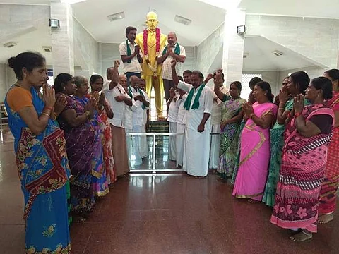பென்னி குயிக் சிலைக்கு மரியாதை