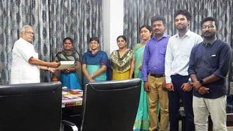 மாணவ, மாணவிகளுக்கு விண்ணப்பங்களை வழங்குகிறாா் கேஎம்சி சட்டக் கல்லூரி தலைவா் கே.சி.சண்முகம்.