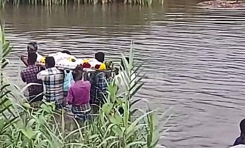 இறந்தவரின் உடலை ஆற்றைக் கடந்துச் சென்று அடக்கம் செய்யும் அவலம்!