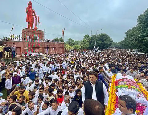 உத்தர பிரதேச முன்னாள் முதல்வா் முலாயம் சிங் யாதவின் இறுதி ஊா்வலத்தில் பங்கேற்ற அவரது மகனும் சமாஜவாதி கட்சித் தலைவருமான அகிலேஷ் யாதவ் மற்றும் கட்சித் தொண்டா்கள், பொதுமக்கள்.