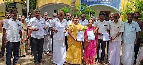 அவிநாசி மின் வாரிய அலுவலகத்துக்கு மனு அளிக்க வந்த ஊராட்சிமன்றத் தலைவா்கள், விசைத்தறியாளா்கள் உள்ளிட்டோா்.