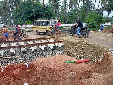 தண்டவாளம் அமைக்கப்பட்ட பகுதியில் ஒரு பகுதியில் மட்டும் போக்குவரத்துக்கு அனுமதிக்கப்பட்டுள்ளது.