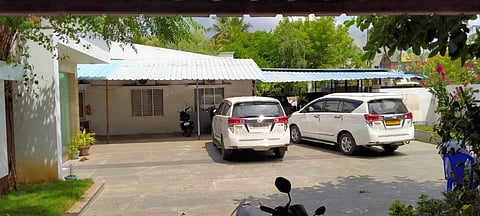 அரசு ஒப்பந்ததாரர் வீட்டில் வருமான வரித்துறையினர் சோதனை