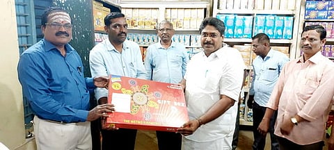 பட்டாசு விற்பனையை தொடங்கிவைத்த சட்டப்பேரவை உறுப்பினா் பி.ஆா்.என். திருமுருகன்.