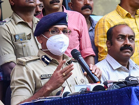 நரபலி விவகாரம் தொடா்பாக கொச்சியில் புதன்கிழமை பேட்டியளித்த காவல் ஆணையா் சி.நாகராஜு.