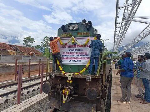 போடியில் 12 வருடத்திற்குப் பின் வந்த ரயில் எஞ்சினுக்கு வரவேற்பு!