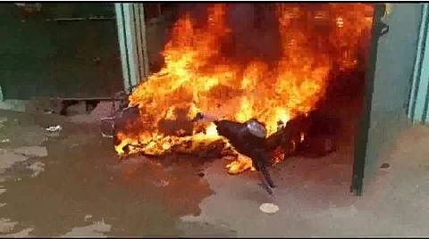 வீட்டில் நின்ற மின்சார ஸ்கூட்டரில் தீ! எடப்பாடியில் பரபரப்பு