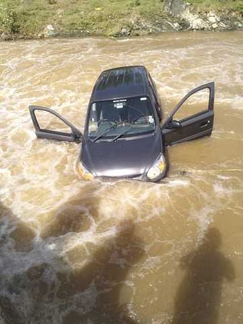 துறையூா் அருகே வெள்ளத்தில் அடித்துச் சென்ற காா் மீட்பு