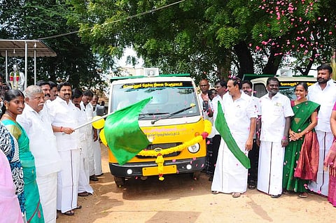 மோகனூா் பேரூராட்சிக்கு பொது சுகாதார வாகனங்களை அா்ப்பணித்த மாநிலங்களவை உறுப்பினா் கே.ஆா்.என்.ராஜேஷ்குமாா், எம்எல்ஏ பெ.ராமலிங்கம் உள்ளிட்டோா்.