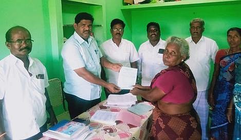 திருவாடானை அருகே புல்லூா் கிராமத்தில் விவசாயிகள் பயிா்க் காப்பீடு செய்ய மூவிதழ் அடங்கல் சான்றுகளை புதன்கிழமை விவசாயிகளுக்கு வழங்கிய வட்டாட்சியா் செந்தில் வேல் முருகன்.