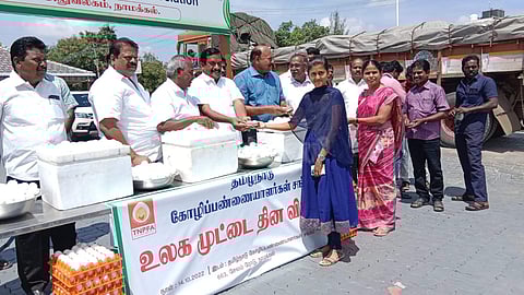 நாமக்கல்லில் வெள்ளிக்கிழமை நடைபெற்ற உலக முட்டை தின விழாவில் பொது மக்களுக்கு இலவசமாக விநியோகிக்கப்பட்ட அவித்த முட்டைகள்.