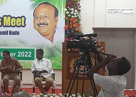 கோவை வேளாண் பல்கலைக்கழகத்தில் வெள்ளிக்கிழமை நடைபெற்ற அரசு விழா மேடையில் எந்த அரசுப் பொறுப்பிலும், இல்லாத கோவை மாவட்ட பாஜக தலைவர் உத்தம ராமசாமி.