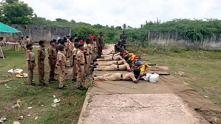 துப்பாக்கி சுடும் பயிற்சியில் ஈடுபட்ட என்.சி.சி. மாணவா்கள்.