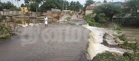 வசிஷ்ட நதி வெள்ளத்தில் அடித்துச் செல்லப்பட்ட தரைப்பாலம்.