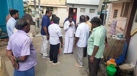 திருச்சி ஒத்தக்கடை புதுத்தெரு பகுதியில் வெள்ளிக்கிழமை குடிநீரை ஆய்வு செய்த மேயா் மு.அன்பழகன்.