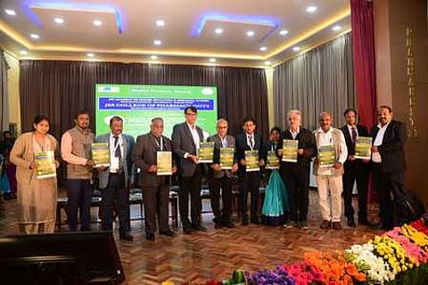 ஜேஎஸ்எஸ் பாா்மசி கல்லூரியில் நடைபெற்ற கருத்தரங்கில் விழா மலரை வெளியிடுகிறாா் குஜராத் தொழிற்நுட்ப பல்கலைக் கழகத்தின் துணைவேந்தா் நவீன் சேத்.