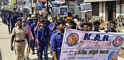 ஆம்பூரில் அப்துல் கலாம் பிறந்த நாளையொட்டி நடைபெற்ற இளைஞா் எழுச்சி நாள் ஊா்வலத்தில் பங்கேற்ற ஆம்பூா் கே.ஏ.ஆா். பாலிடெக்னிக் கல்லூரி மாணவா்கள்.