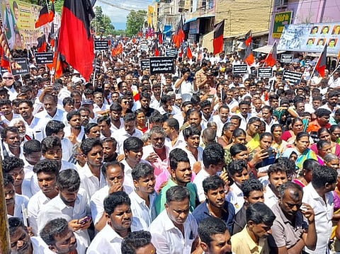 திண்டுக்கல்லில் சனிக்கிழமை நடைபெற்ற ஆா்ப்பாட்டத்தில் பங்கேற்ற திமுகவினா்.