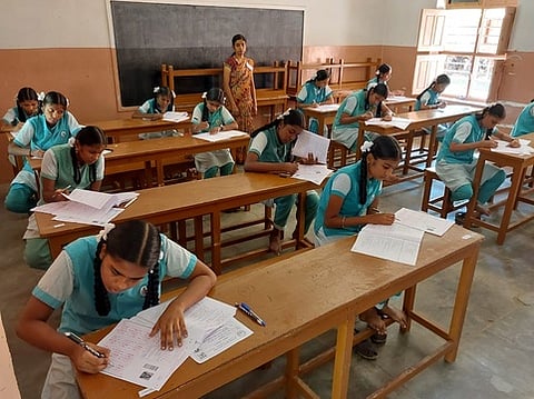 திண்டுக்கல் புனித வளனாா் அரசு உதவி பெறும் பெண்கள் மேல்நிலைப் பள்ளி மையத்தில் சனிக்கிழமை தோ்வு எழுதிய மாணவிகள்.