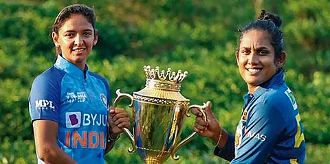 ஆசியக் கோப்பையுடன் இந்திய, இலங்கை கேப்டன்கள்